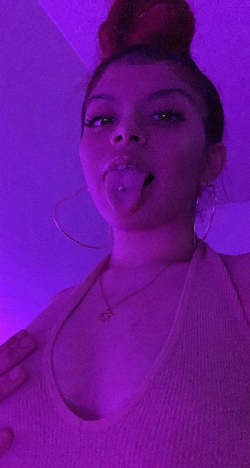 Horny teen begs for cock on social media #WhdntjDI